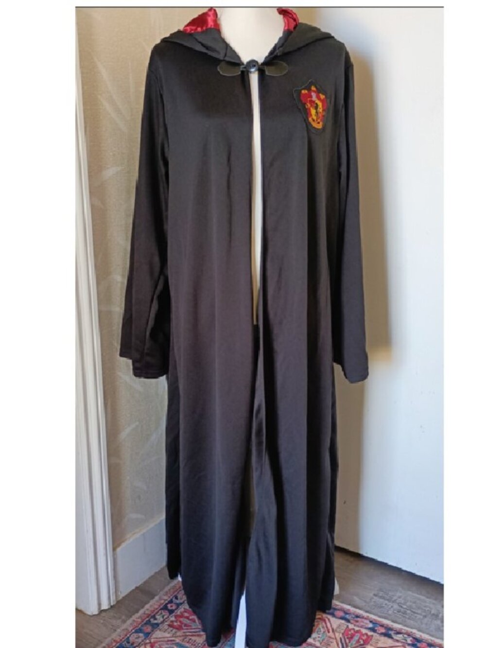 Spirit Black Hooded Cape Robe Gryffindor Emblem Patch EUC 1 Size Cosplay Fandom